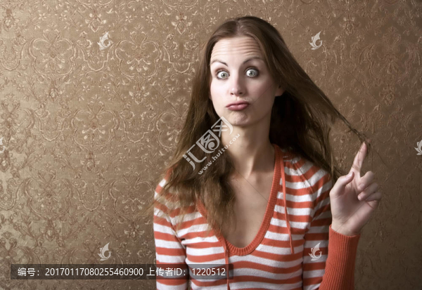 年輕的女人旋轉(zhuǎn)著她的頭發(fā)
