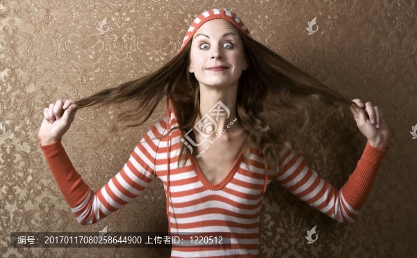 年輕的女人拉著她的長發(fā)