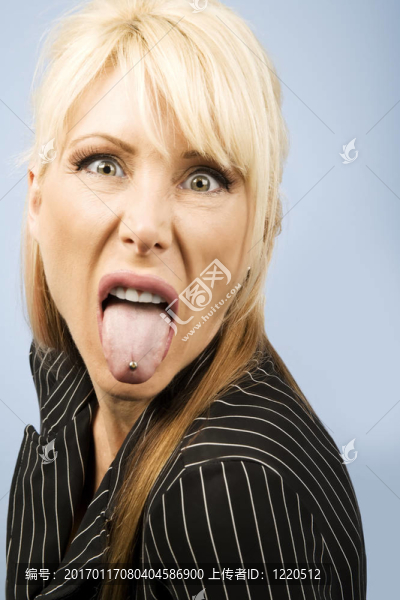 女人伸出她的舌頭