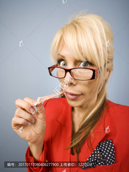 穿紅衣服的女人做鬼臉