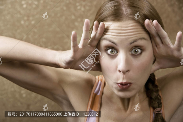 女人做一個(gè)有趣的臉