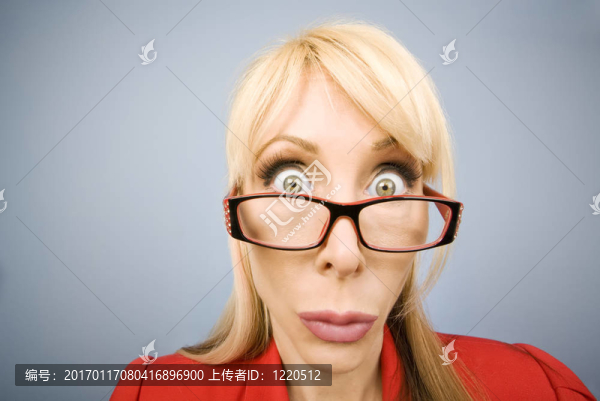 震驚的女人在紅做鬼臉