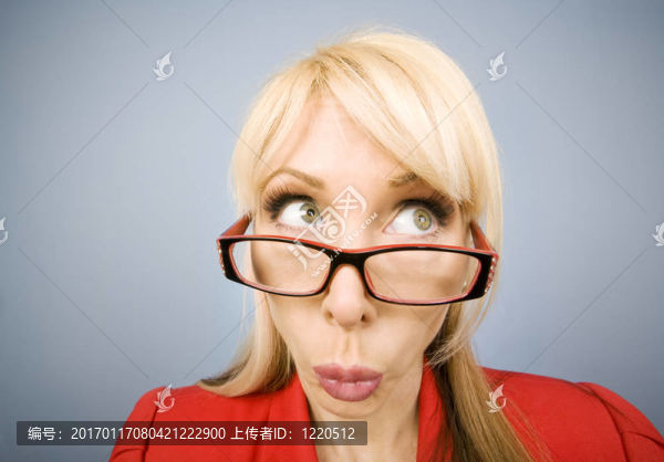 在紅色的女人做一個有趣的臉