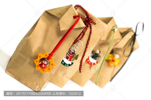 四個(gè)棕色的禮品袋