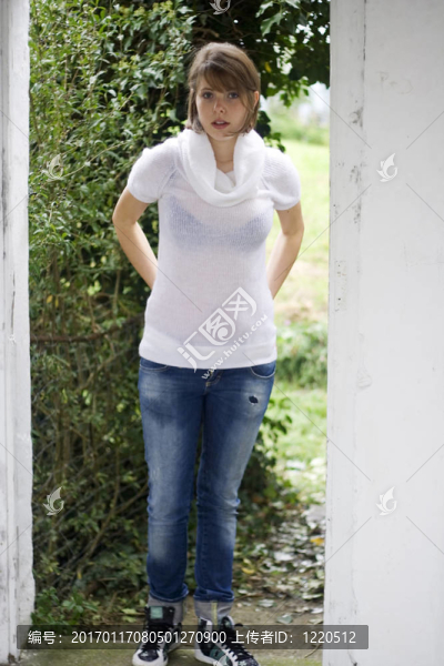 美麗的姑娘穿著什么