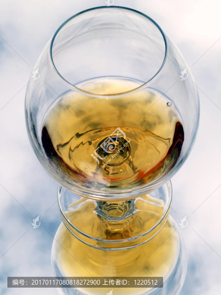 鏡子中的白蘭地酒杯