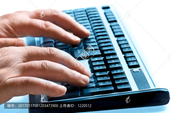 鍵盤上的手。打字