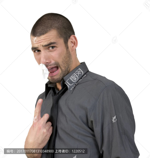 指著他鼻子里的紙巾的人