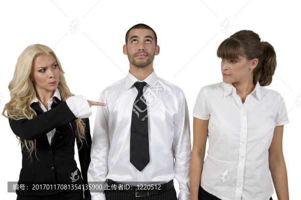 男人向上，女人指著
