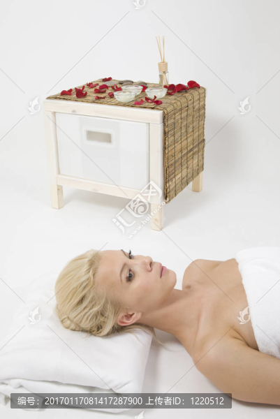 婦女接受水療治療