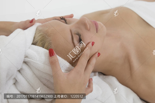 年輕女子從女性手中按摩