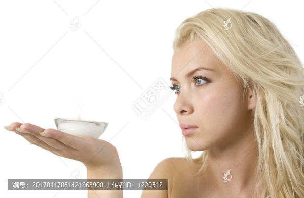 女士拿著燭臺(tái)架