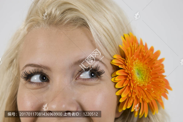 花在頭發(fā)側(cè)目的女士