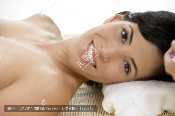 在墊子上放松的女士