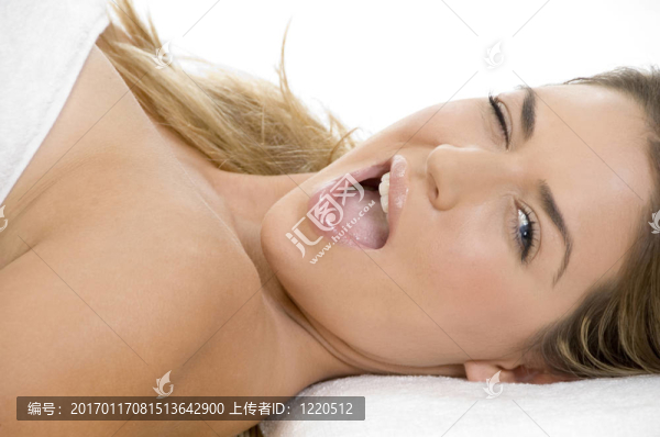 性感的金發(fā)女人鋪設(shè)眨眼
