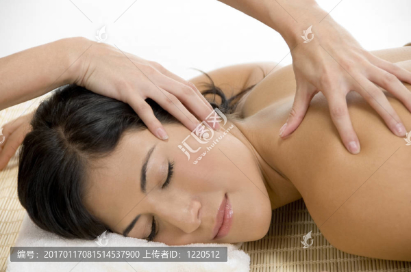 年輕女性接受背部按摩