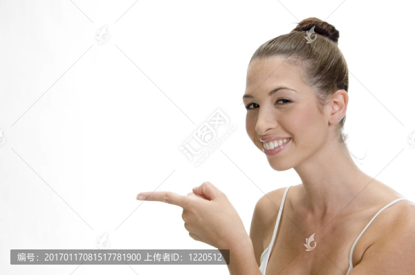 幸福的年輕微笑的女人指點