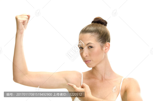 白人婦女指著她的肌肉