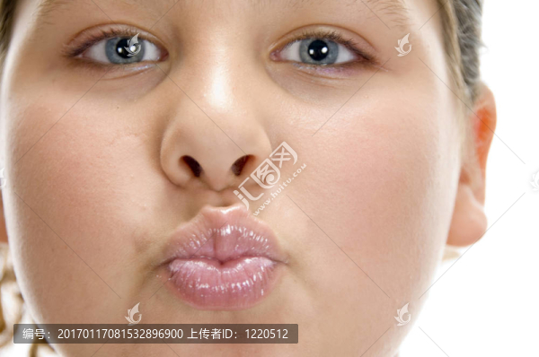 女孩撅起嘴嘴
