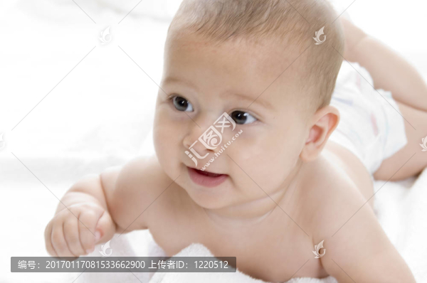 可愛的新生男嬰躺
