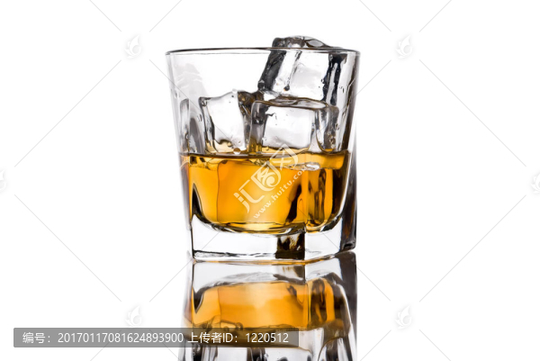 一杯威士忌加冰塊