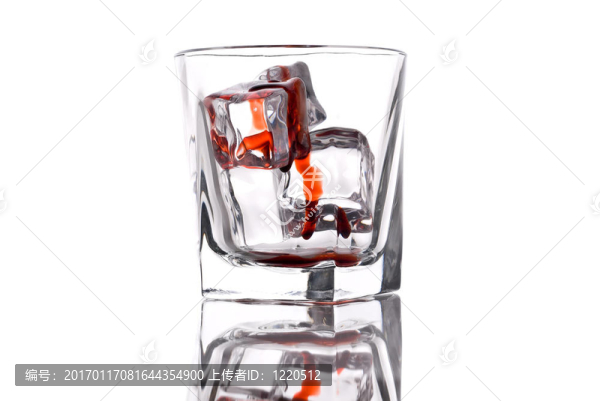 帶血冰塊的玻璃杯