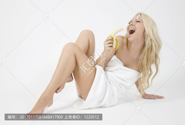 漂亮的金發(fā)女人拿著香蕉