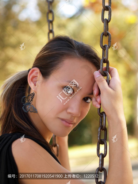 搖擺秋千上的年輕亞裔婦女