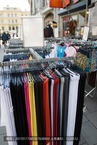 衣服站在一個(gè)街道商店里