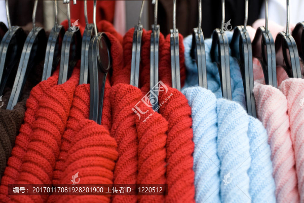 衣服站在一個(gè)街道商店里