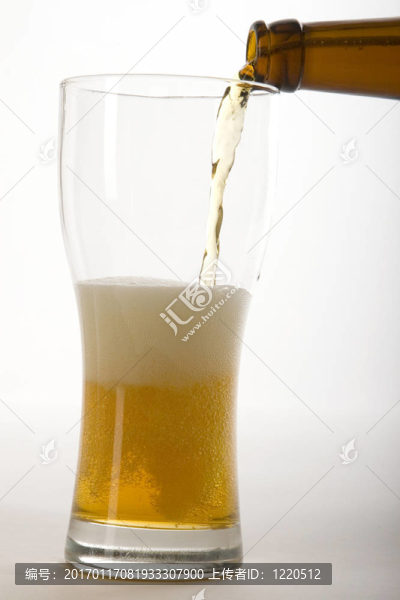 倒啤酒