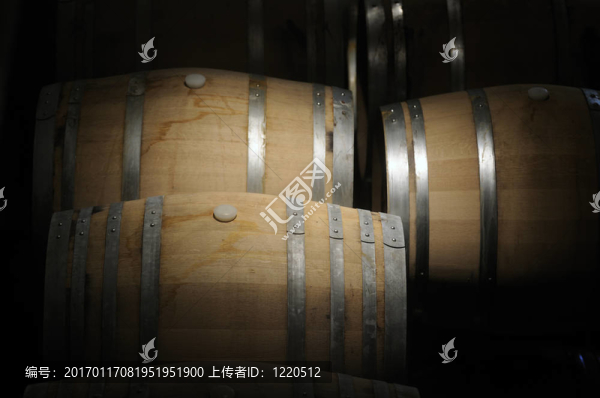 在一個昏暗的洞穴，而葡萄酒桶酒發(fā)酵