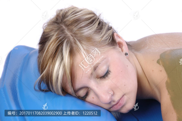 女人休息在SPA后海藻體治療