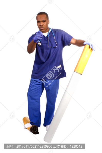 年輕的非洲裔美國醫(yī)生告誡孩子吸煙