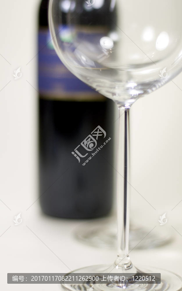 紅酒酒杯和酒瓶
