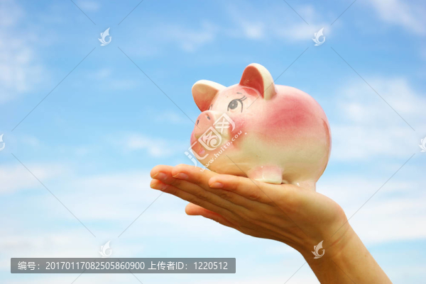 手拿著小豬銀行