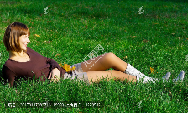 綠色草地上的女孩