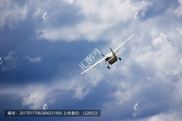 藍(lán)色天空中的小飛機(jī)