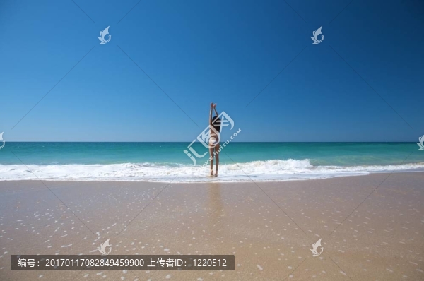 在海上跳躍