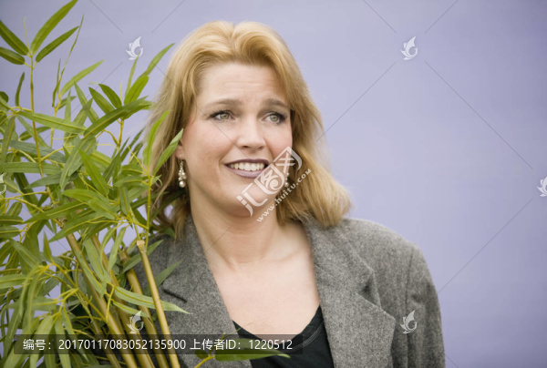 帶著植物的女人