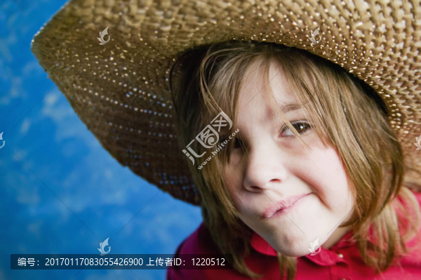 戴著一頂帽子的小女孩