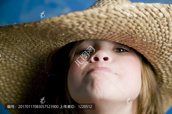 戴著一頂帽子的小女孩