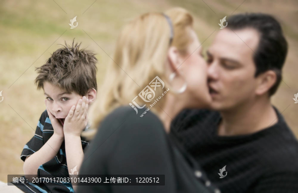 接吻的成年人和Horrified,Boy