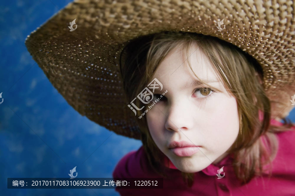戴著一頂帽子的小女孩