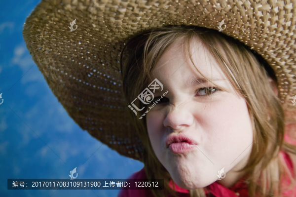 戴著一頂帽子的小女孩