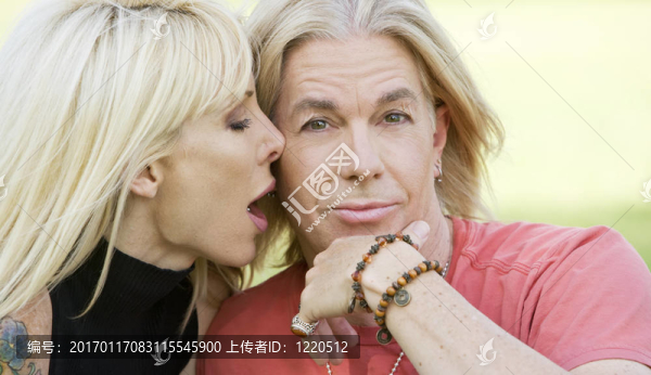 女人吻男人