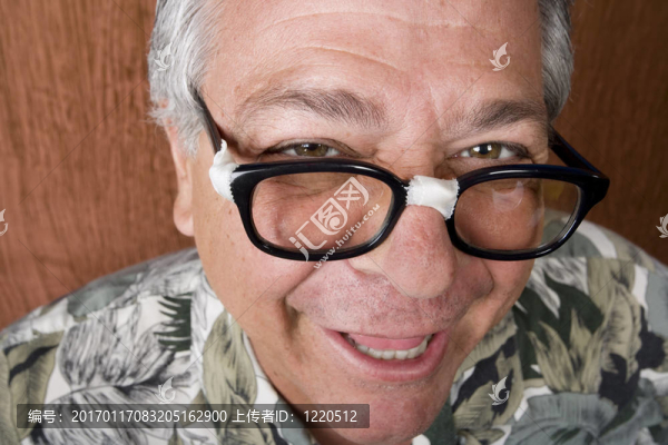 愚蠢的男人帶著帶著錄音帶的眼鏡
