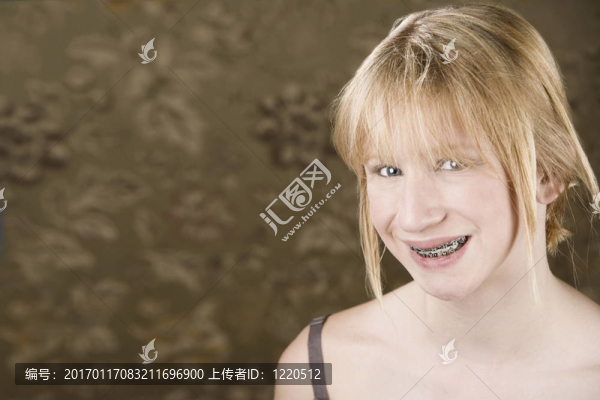 漂亮的年輕女孩與大括號(hào)