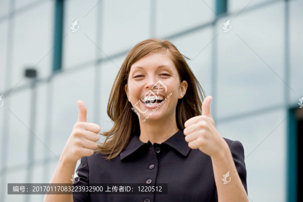 商業(yè)女人豎起大拇指
