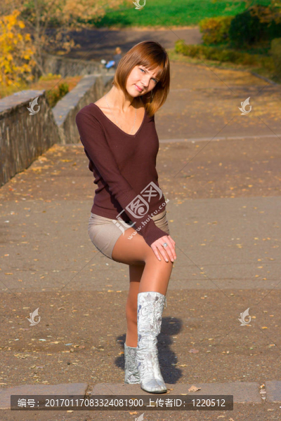 在秋天的公園里的女孩